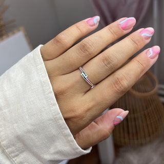 Prsten Molly – jemný, hravý a jedinečný. Vyber si nadčasovou eleganci s čirými zirkony nebo zářivou energii barevných...