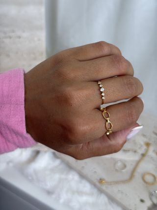 Prsteny Sparkle a Lara - elegantní kousky s jemným třpytem, které rozzáří každý tvůj outfit. Pozlacená dokonalost, kterou...