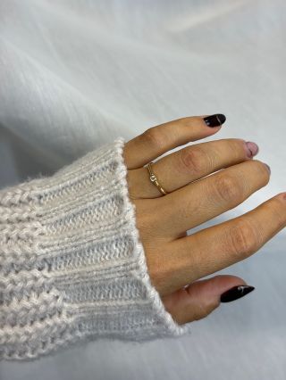 Prsten Moana – pozlacený, tvarovaný a se zirkonem. Jemný design, nadčasová elegance a šperk, který okouzlí každou ženu....