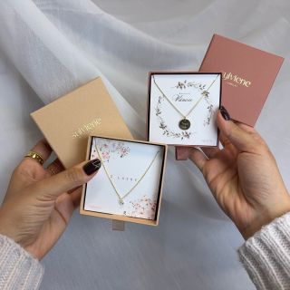 Hledáš dárek, který opravdu potěší?🎁✨ Ke šperku si můžeš zvolit i dárkovou kartičku, která tvému dárku dodá ještě větší...