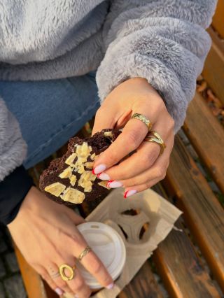 Zima klepe na dveře, ale kafe, něco sladkého a pár zářivých detailů vždycky zahřejí.❄️☕✨ Black Friday jede — tak na nic...