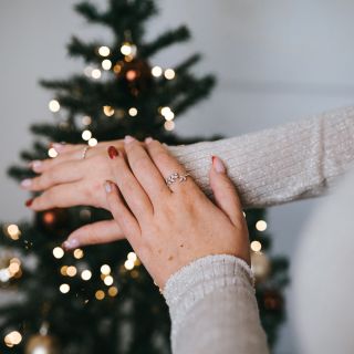 Vánoce se blíží rychleji než cukroví mizí z plechu✨A jestli ještě nemáš dárky, teď je ten pravý čas — právě běží akce 1+1...